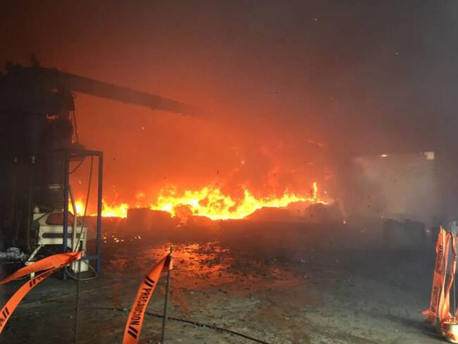 Incendio en fábrica del Carmen de Viboral completa tres días