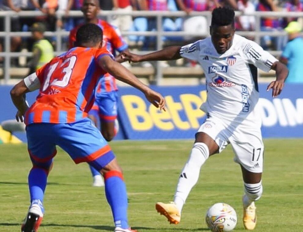 Alex Mejía, de Unión Magdalena y Andrey Estupiñán del Junior en el partido por la fecha 10 de la Liga Colombiana / Foto: Junior FC