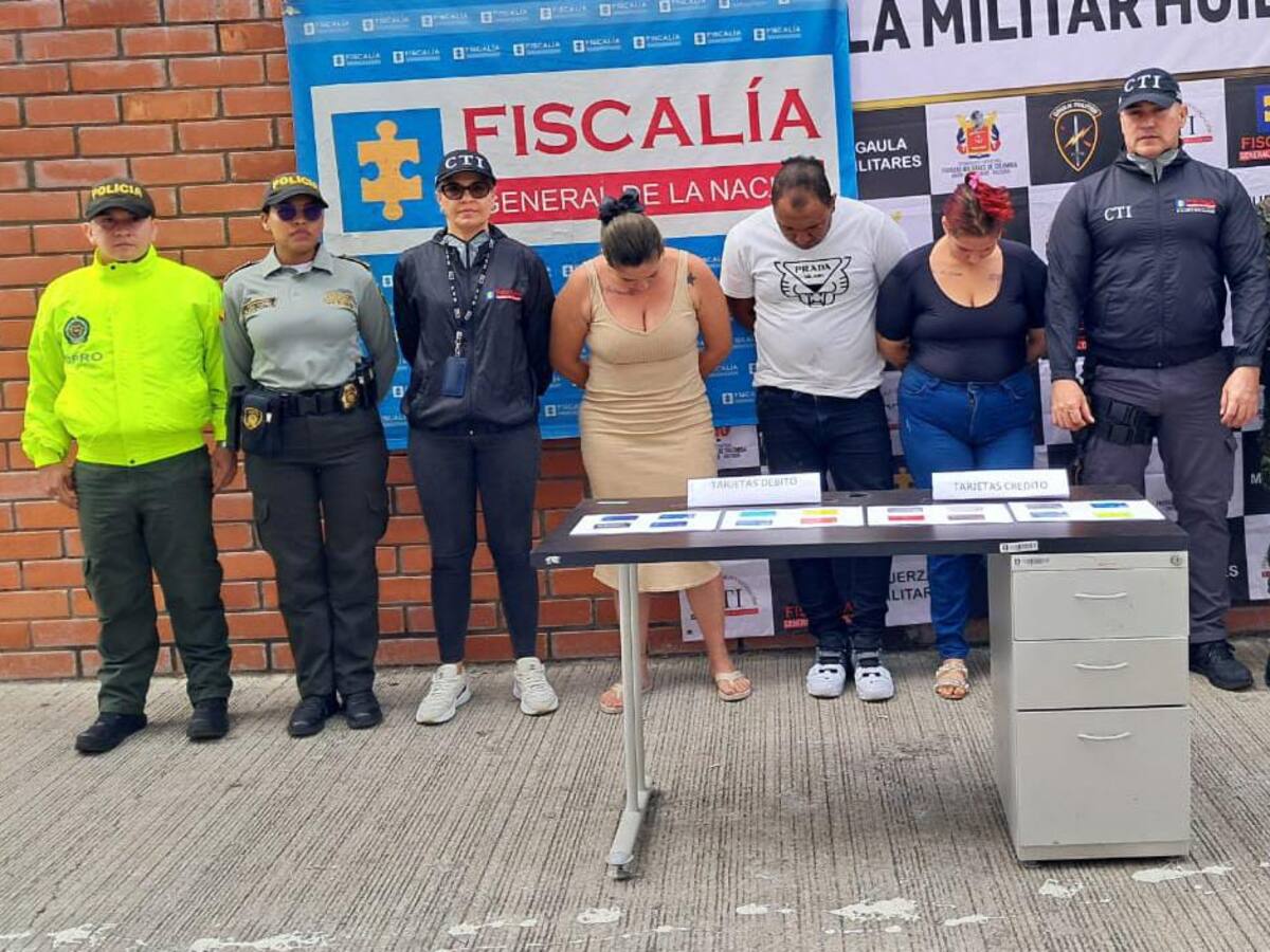 Emborrachaban a sus clientes y les hurtaban las tarjetas y sus pertenencias.