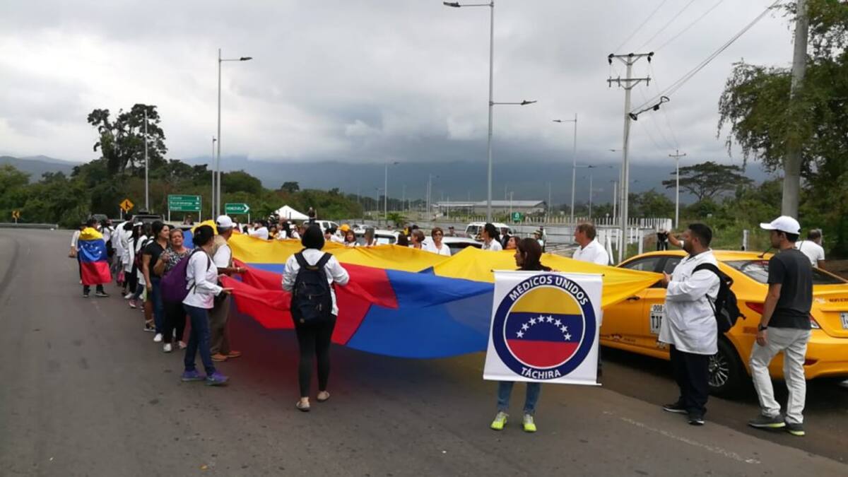 Más de 50 profesionales caminaron desde la frontera hasta el puente Tienditas para exigir garantías para sus pacientes.