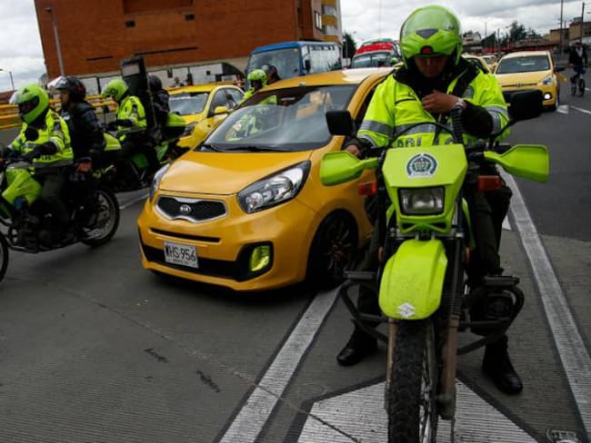 No vamos a permitir que taxistas generen violencia en Bogotá: Policía