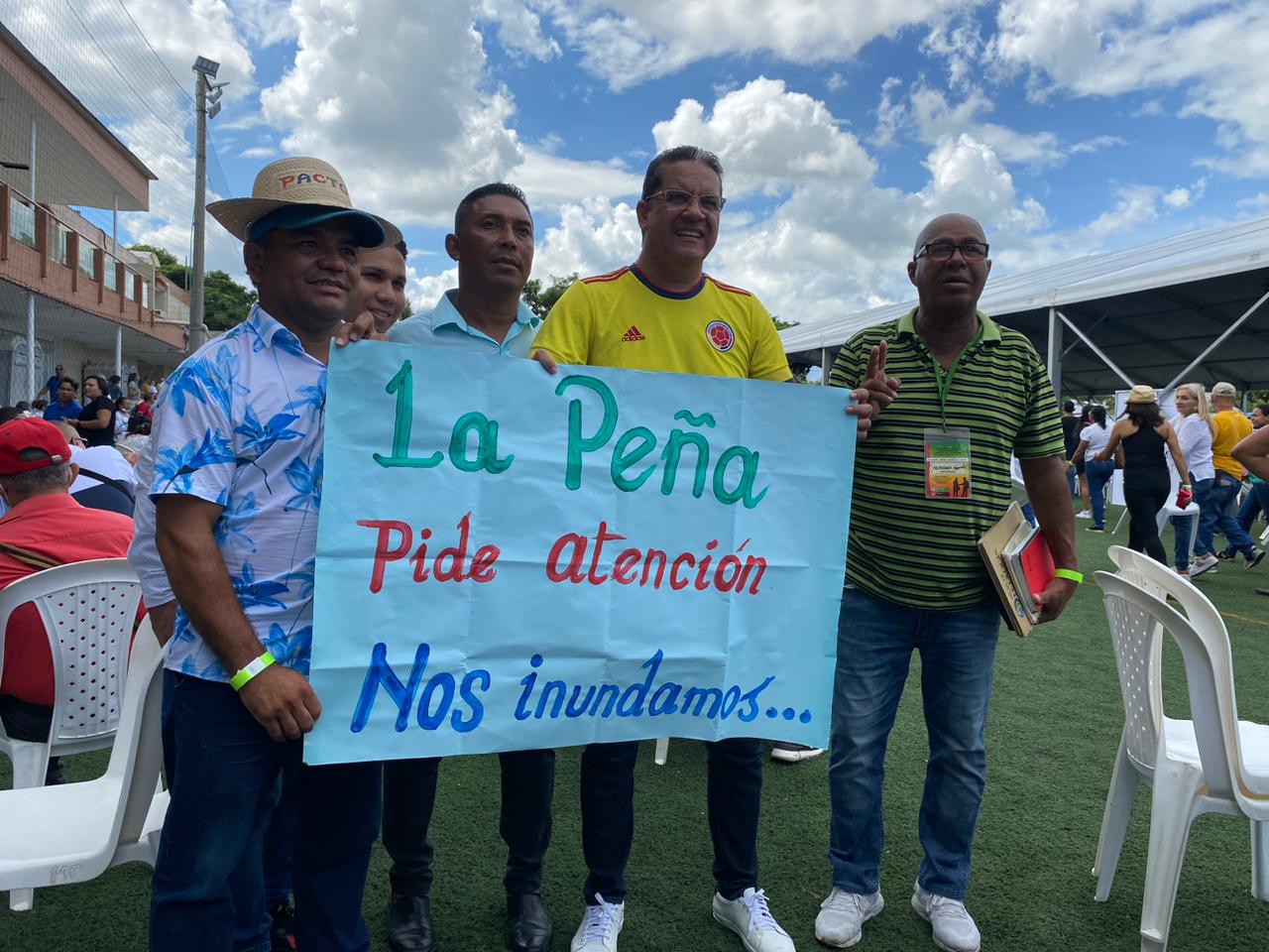 Líderes comunales de La Peña junto al alcalde de Sabanalarga, Jorge Manotas