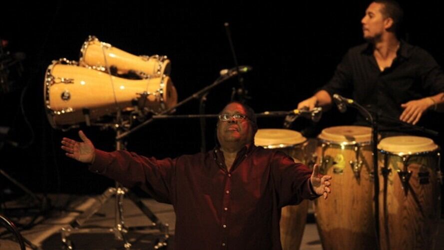 El cantante cubano, Pablo Milanés, en su presentación en el Teatro de la Ciudad Esperanza Iris, Ciudad de México, México. Mayo 17 de 2011.. Foto: Getty Images