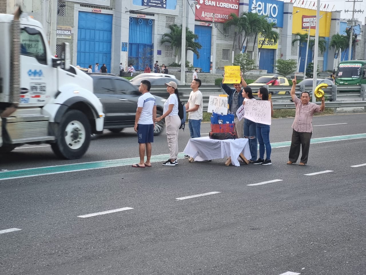Bloqueo en la Circunvalar en Barranquilla./ Foto: Caracol Radio