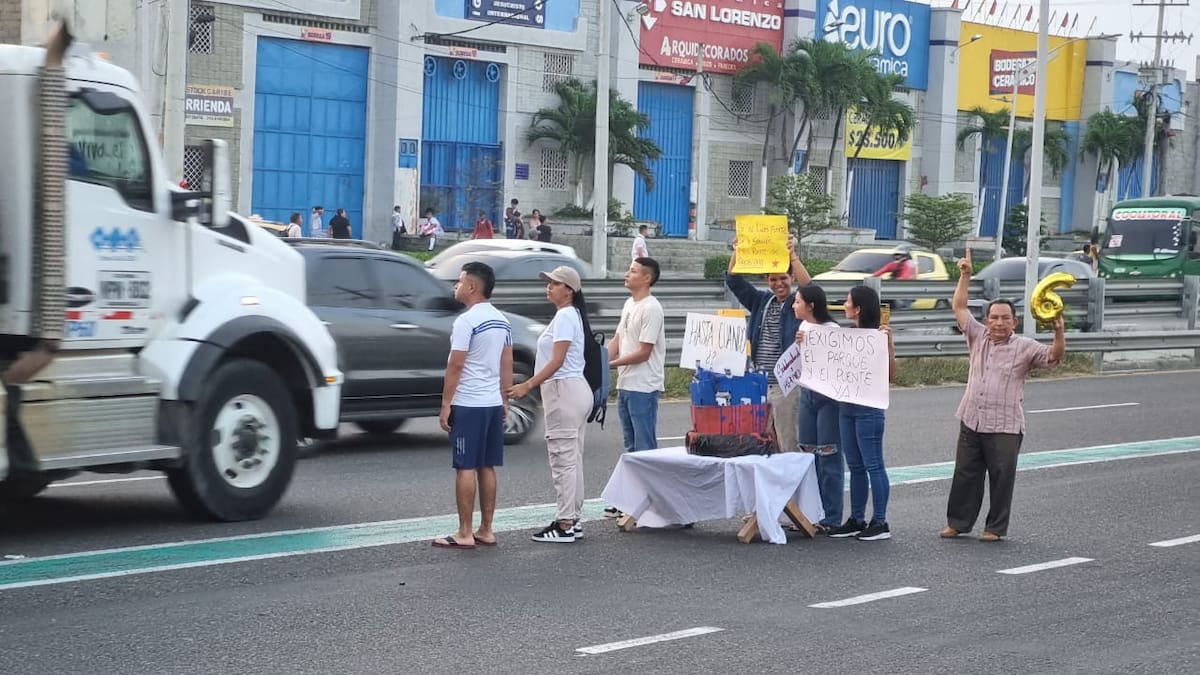 Bloquean la Circunvalar en Barranquilla para exigir terminación de las obras de la vía