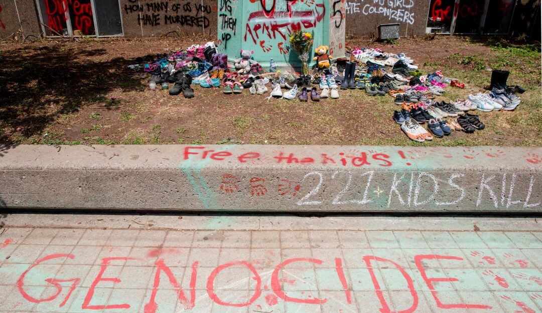 La estatua religiosa del resguardo Kamloops fue vandalizada tras el descubrimiento de los cuerpos de niños indígenas enterrados. 