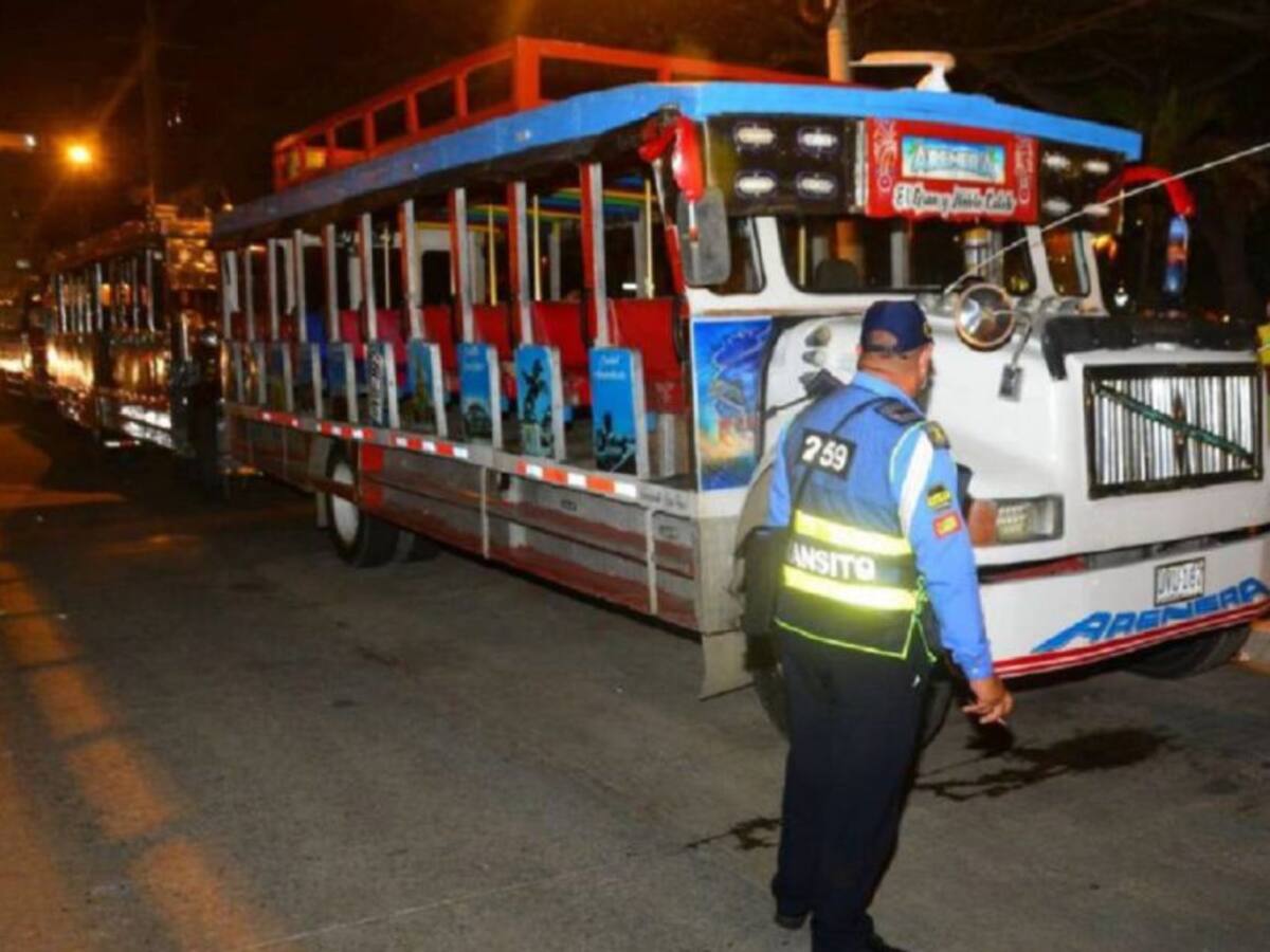 Multas o restricción de horario: la advertencia de Dau a chivas turísticas