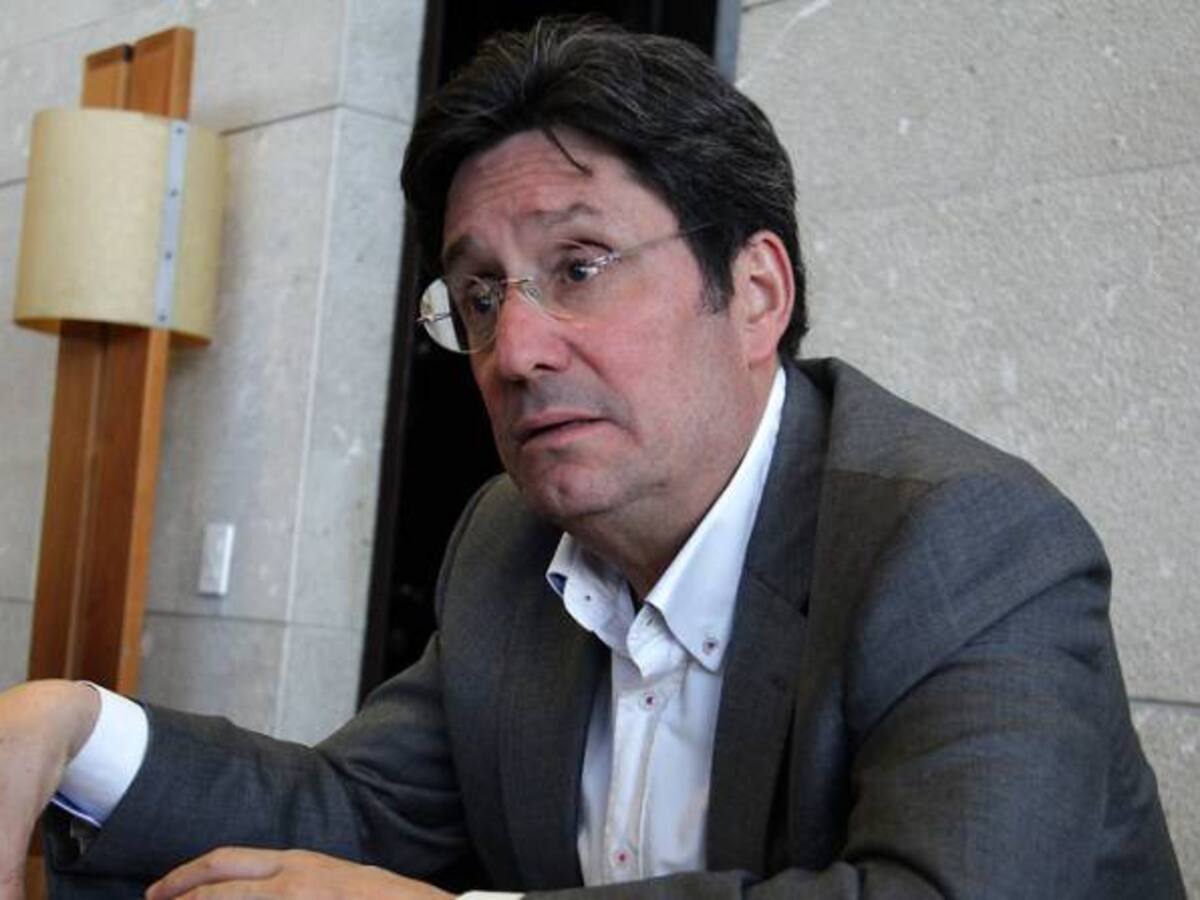 Justicia y Paz pide esclarecer presunta relación de Francisco Santos con las AUC