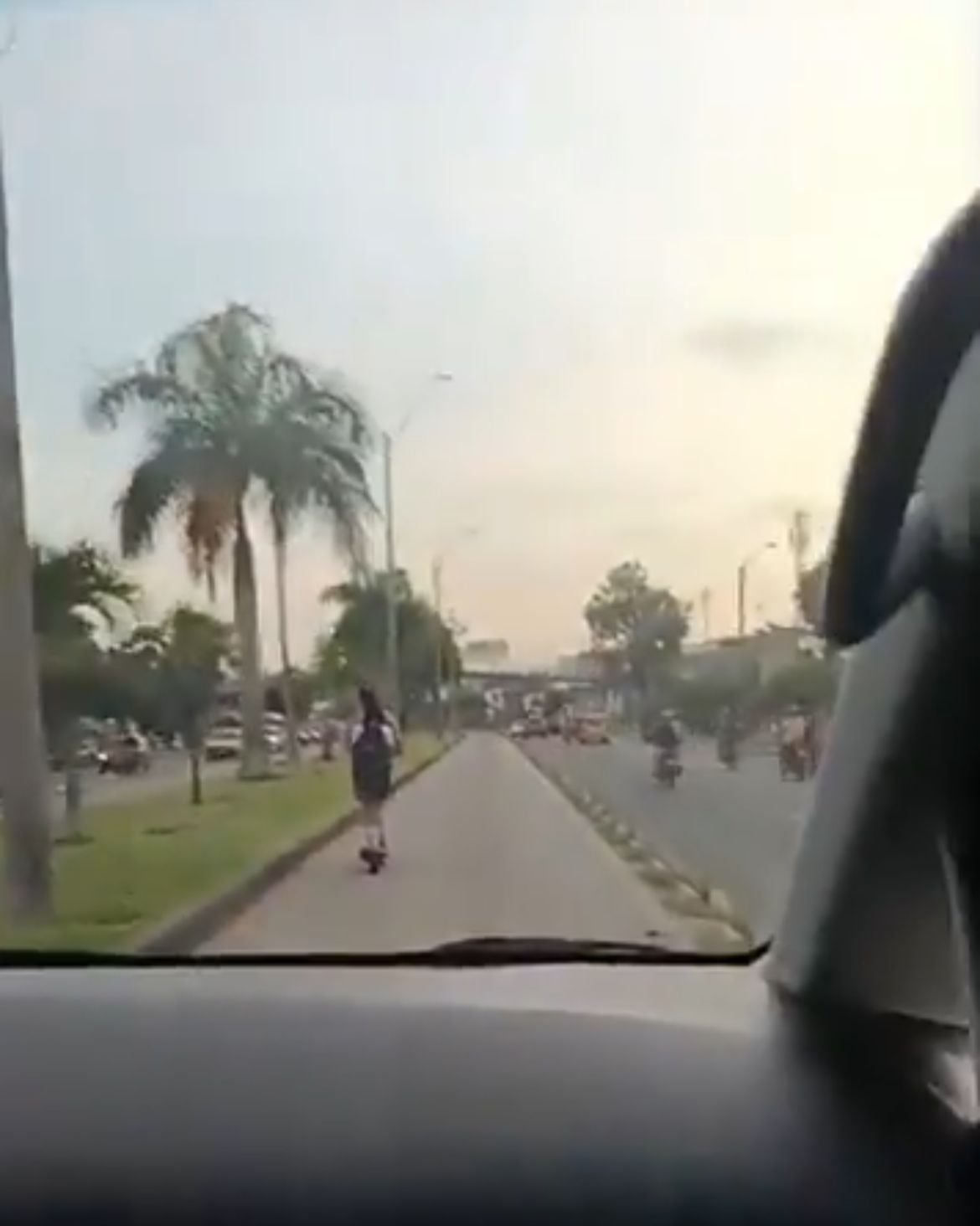 Policias de Cali son investigados por insultar a un mujer en el carril exclusivo del MIO - Redes Sociales