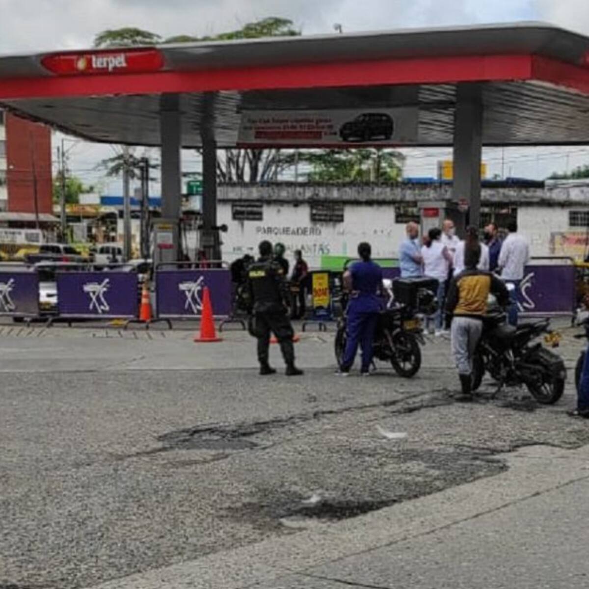 No todos los que están en la fila alcanzan a tanquear sus vehículos y motos