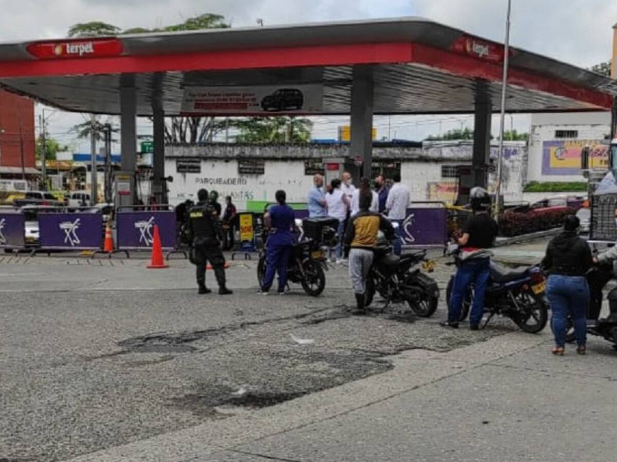 No todos los que están en la fila alcanzan a tanquear sus vehículos y motos