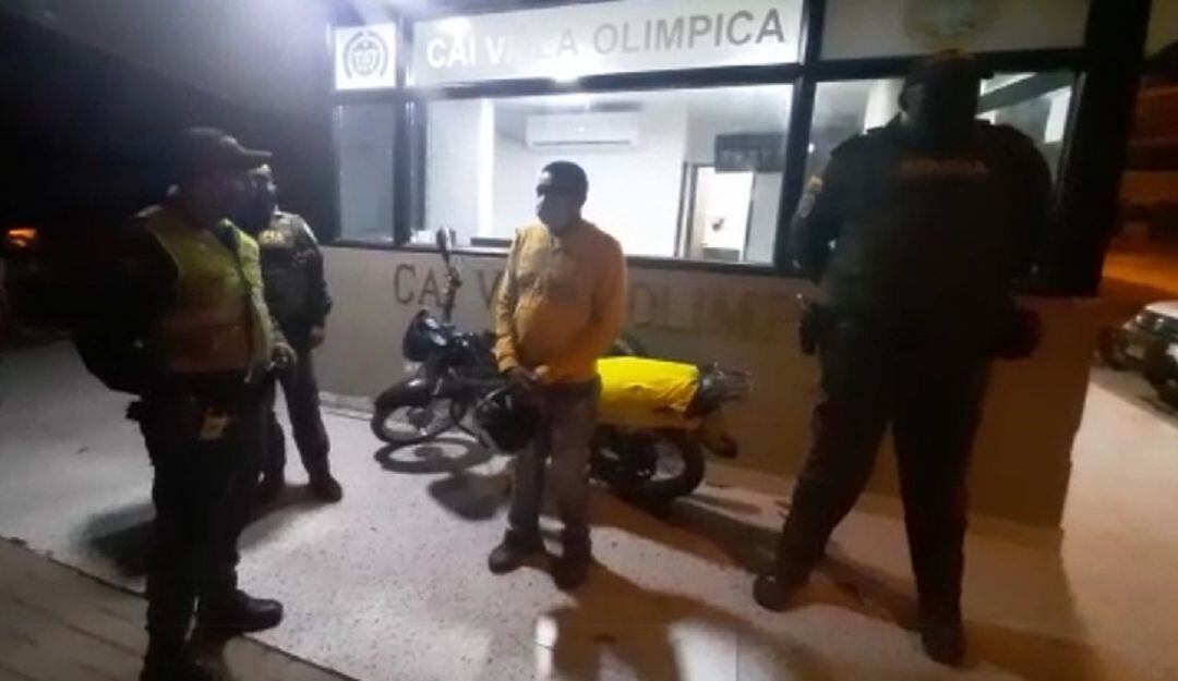 El presunto delincuente que cometió el hurto dejó abandonada la motocicleta y emprendió la huida al notar la presencia policial