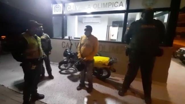 El presunto delincuente que cometió el hurto dejó abandonada la motocicleta y emprendió la huida al notar la presencia policial