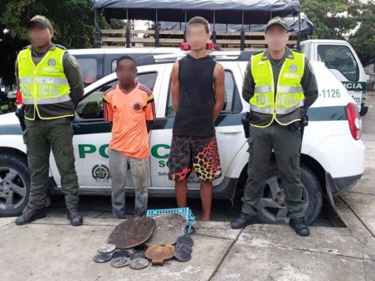 Policía de Cartagena capturó dos personas hurtando tapas de medidores de agua