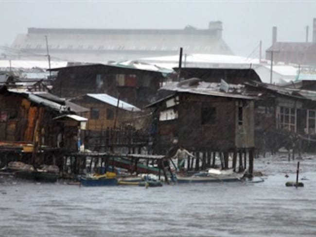 Destrucción y muerte deja el paso de tifón por Filipinas (FOTOS)