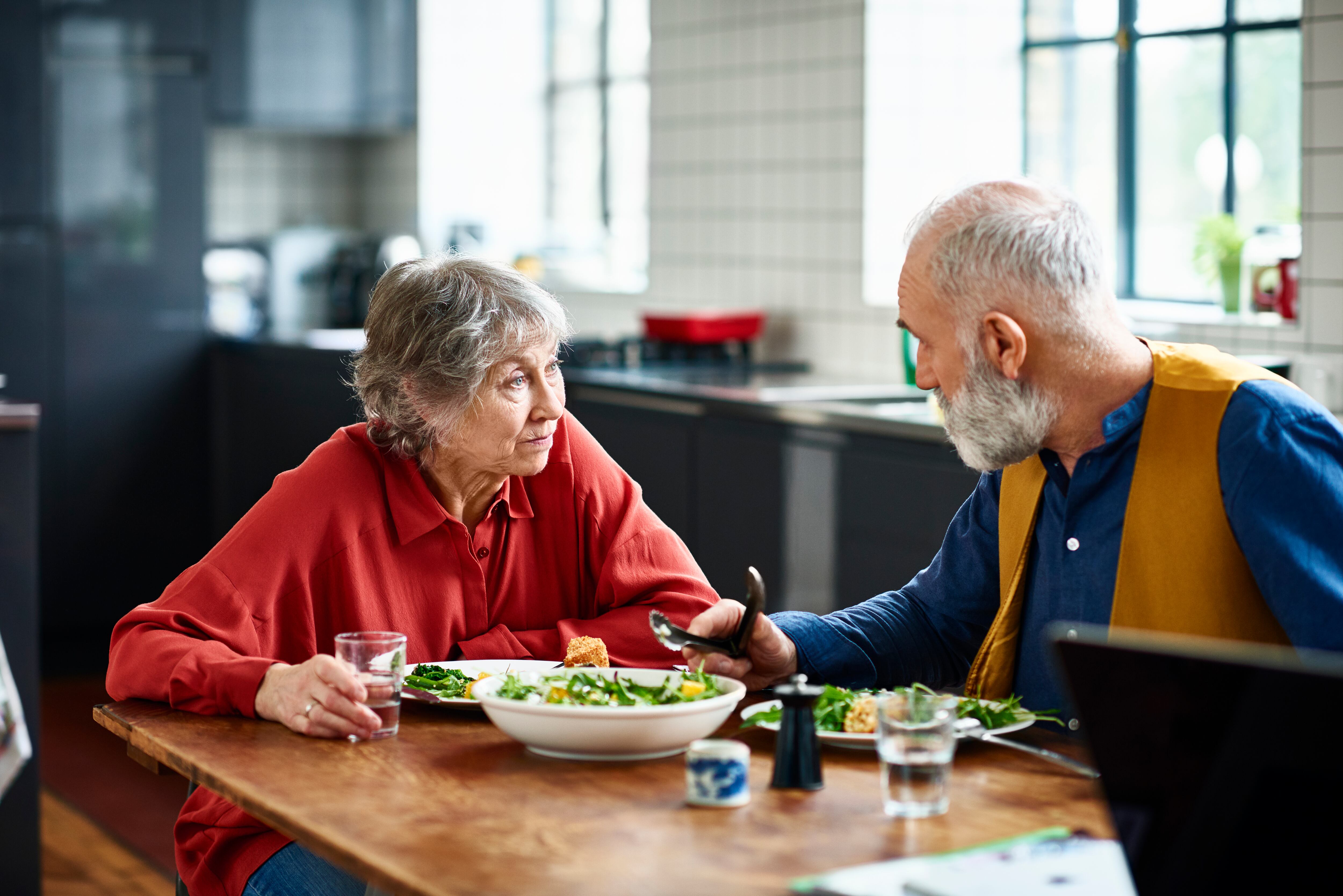 Adultos mayores comiendo, imagen de referencia (Getty Images).