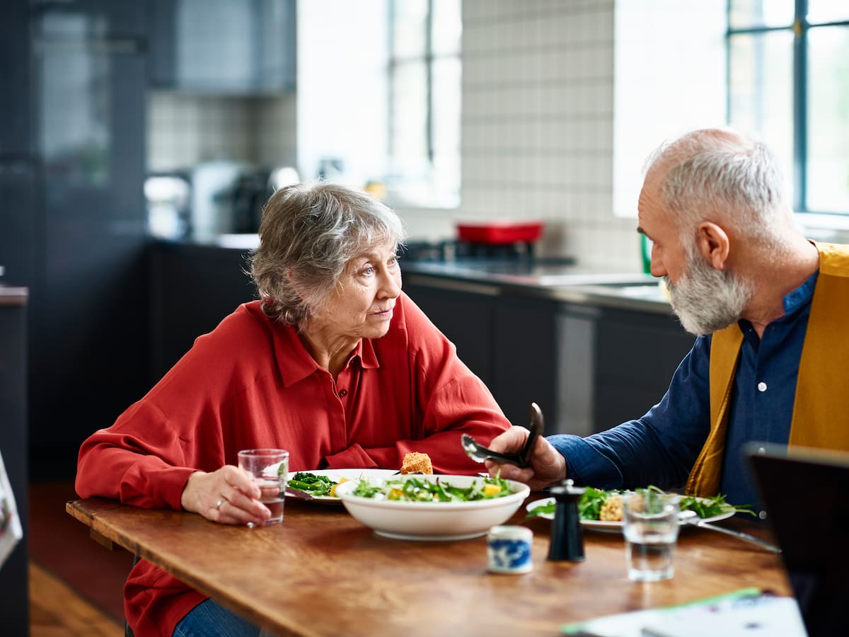 A qué hora debe cenar un adulto de 50 a 70 años: Harvard dio la respuesta y razones médicas
