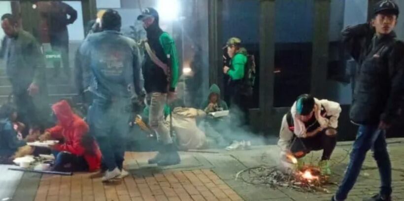 Indígenas Emberá se tomaron edificio de la Unidad de Víctimas en Bogotá. Caracol Radio.