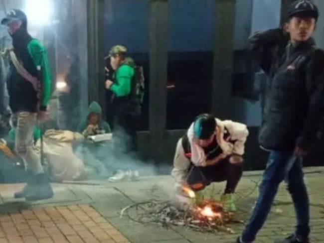 Indígenas Emberá se tomaron edificio de la Unidad de Víctimas en Bogotá. Caracol Radio.