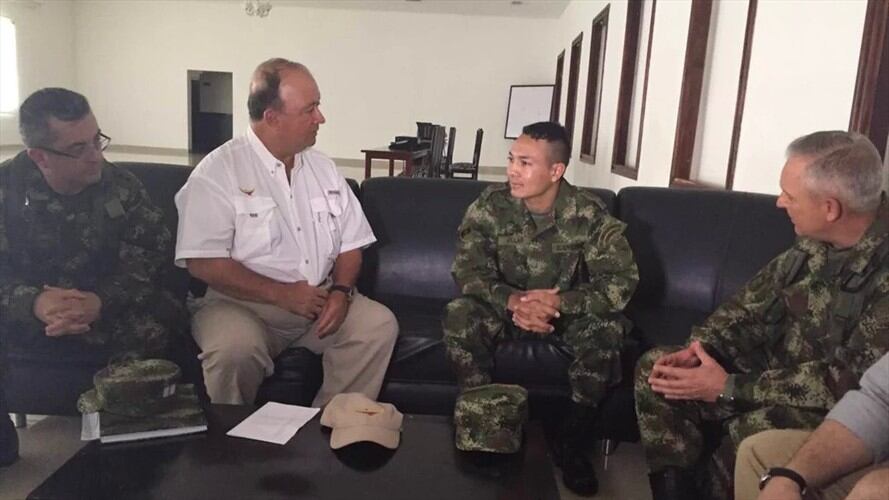 El ministro Luis Carlos Villegas recibió en Barrancabermeja al cabo Villar. Foto: Ministerio de Defensa