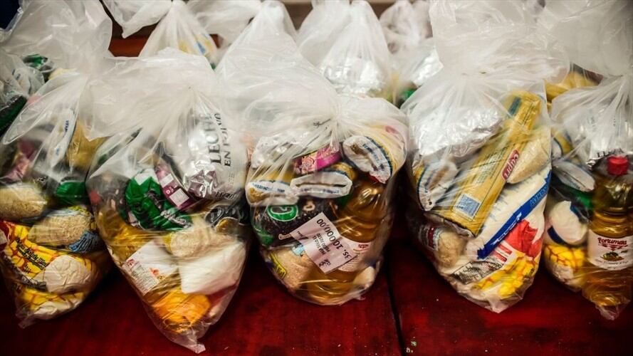 Víctor Manuel Alarcón es un líder del barrio Alfonso López de Bucaramanga, que reúne comida en iglesias y casas del barrio para llevarles a los venezolanos. Foto: Getty Images