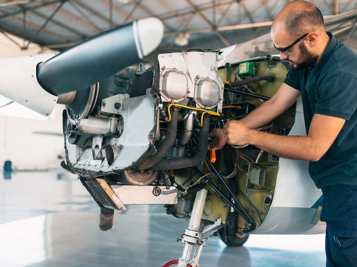 ¿Cuánto gana un tecnólogo en mantenimiento de aviones? Así podría aplicar al cargo