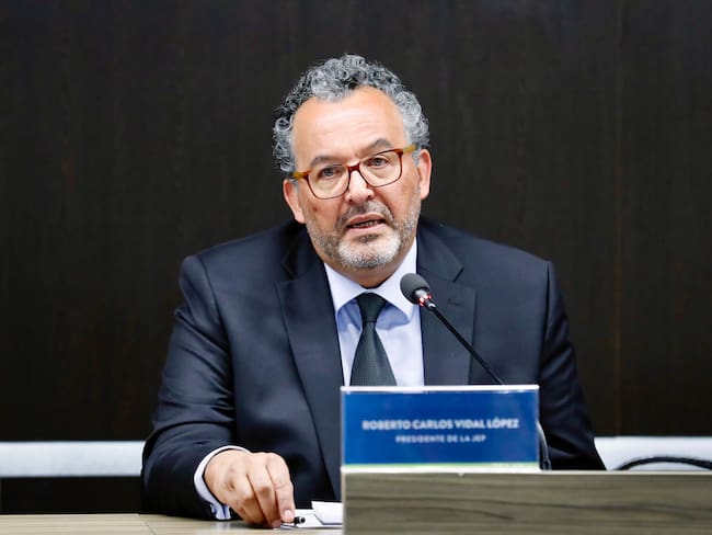 BOG400. BOGOTÁ (COLOMBIA), 17/11/2023.- El presidente de la Jurisdicción Especial para la Paz (JEP), magistrado Roberto Vidal, habla hoy durante una rueda de prensa en Bogotá (Colombia). La Jurisdicción Especial de Paz (JEP) aceptó este viernes el sometimiento "de manera excepcional" en ese tribunal de Salvatore Mancuso, excomandante de las paramilitares Autodefensas Unidas de Colombia (AUC), "en calidad de sujeto incorporado funcional y materialmente a la fuerza pública". EFE/ Carlos Ortega