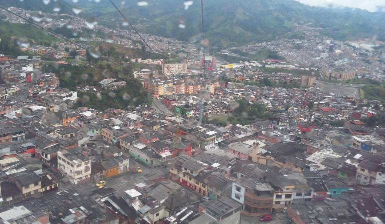 En ciudades con topografía como la de Manizales debe estar más forzado el motor de los carros lo que incrementa la contaminación