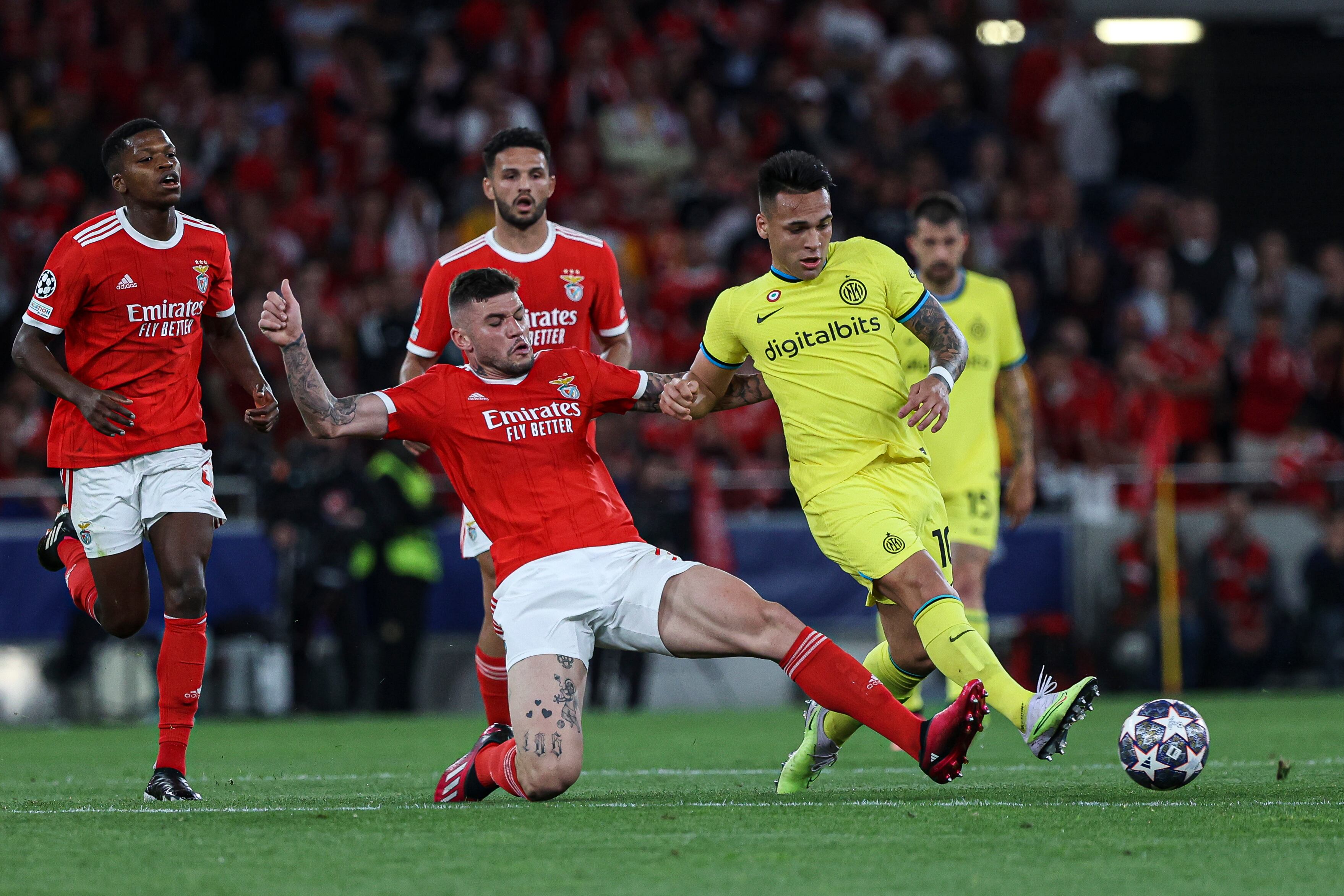 Lautaro Martínez de FC Internazionale Milano (R) y Felipe Rodrigues da Silva, de SL Benfica (L) durante la UEFA Champions League. (Photo by David Martins/SOPA Images/LightRocket via Getty Images)
