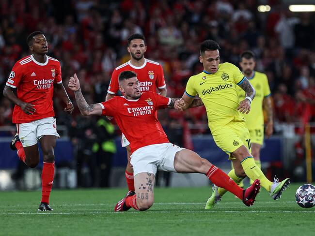 Lautaro Martínez de FC Internazionale Milano (R) y Felipe Rodrigues da Silva, de SL Benfica (L) durante la UEFA Champions League. (Photo by David Martins/SOPA Images/LightRocket via Getty Images)