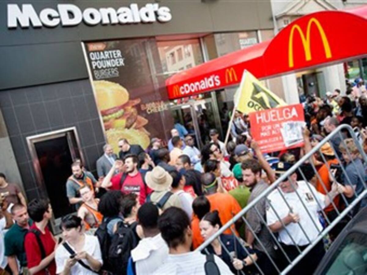 Trabajadores del sector de comidas rápidas en EE.UU. entran en paro por mejores sueldos