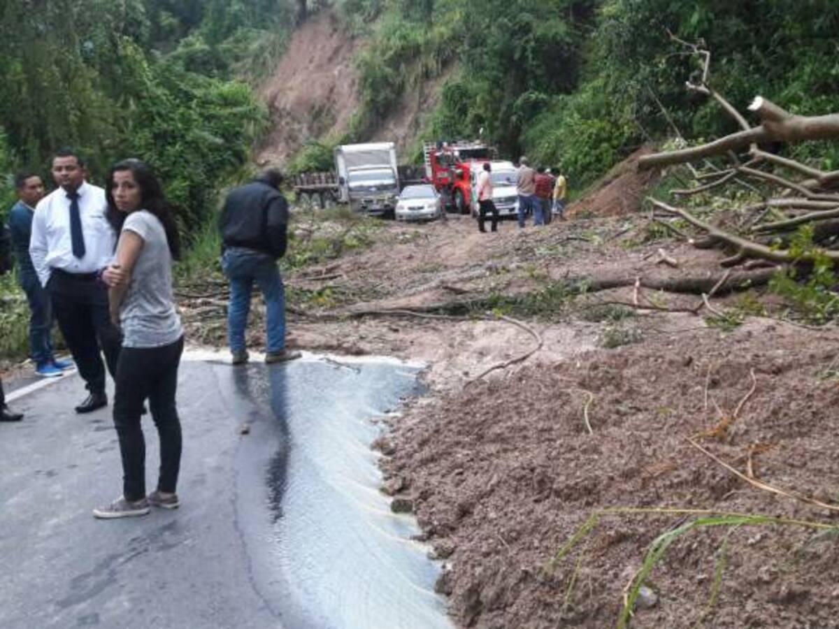 Avalancha cierra el paso por la carretera Bucaramanga costa Atlántica