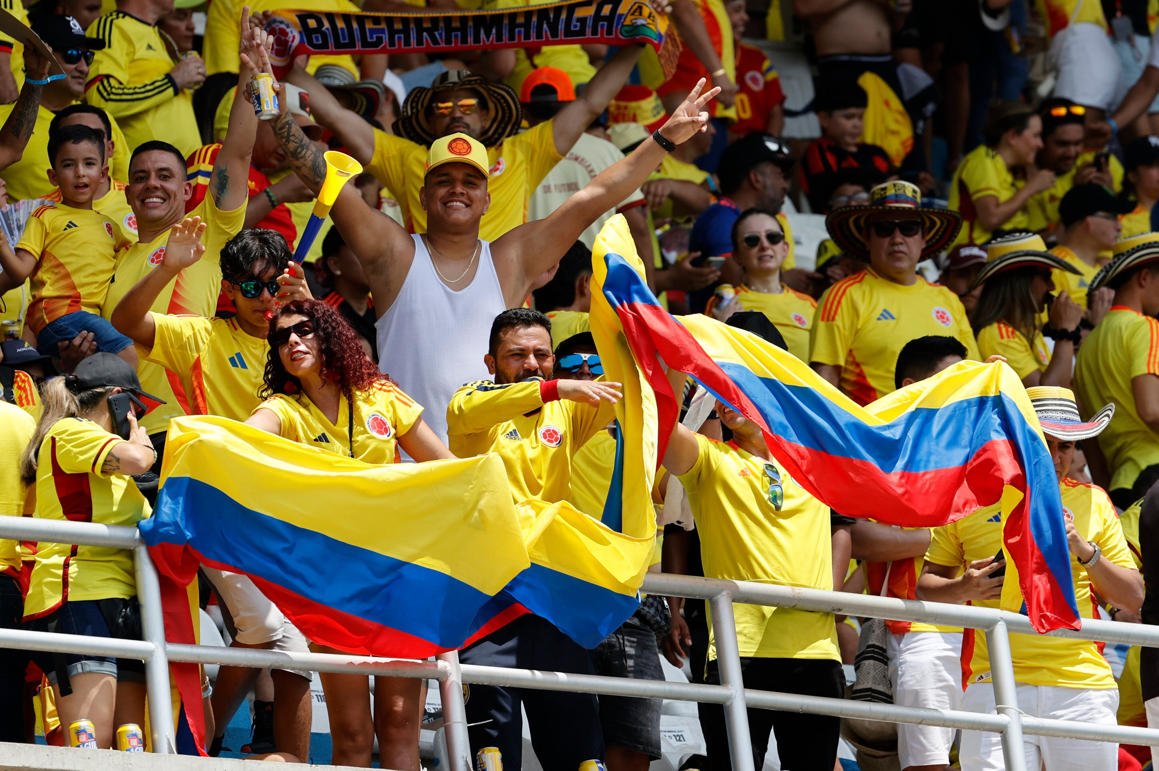 Hinchas de Colombia en un partido de las eliminatorias sudamericanas para el Mundial de 2026 en el estadio Metropolitano en Barranquilla (Colombia). EFE/ Mauricio Dueñas Castañeda