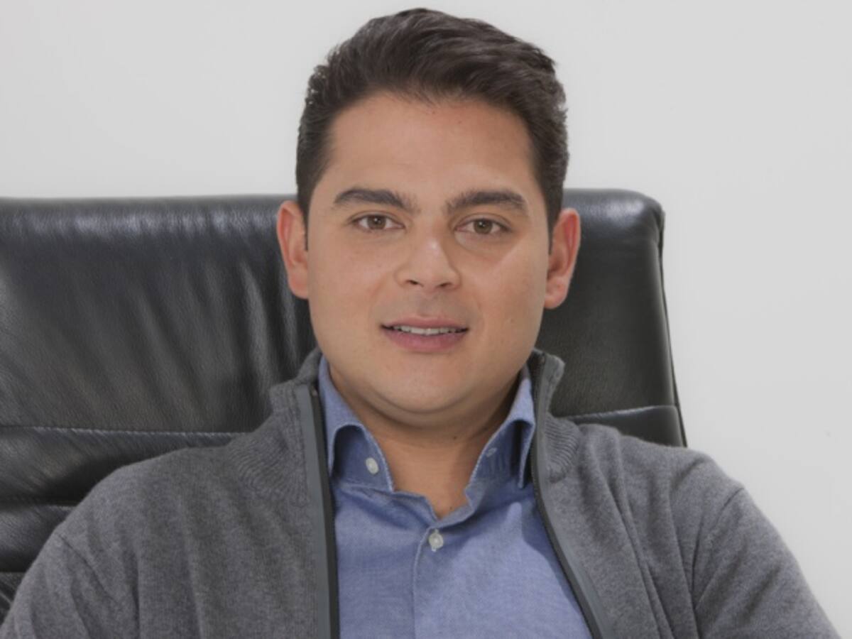 Efraín Torres inscribe su candidatura a la Cámara con el lema "Primero Los Niños"