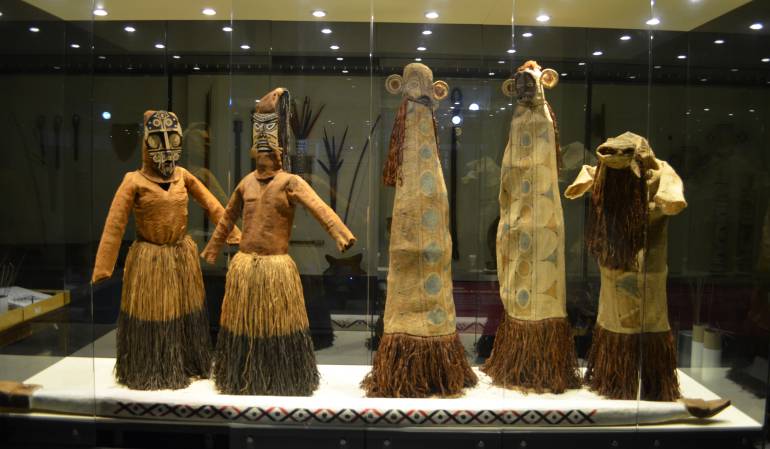 Objetos, vestuario de comunidades indigenas