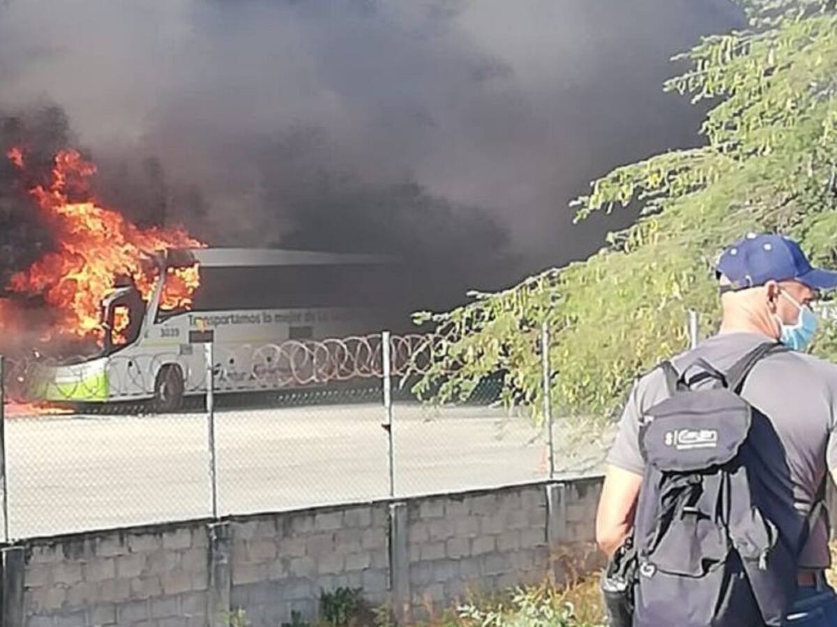 Seis buses que moviliza a trabajadores de Cerrejón fueron incendiados