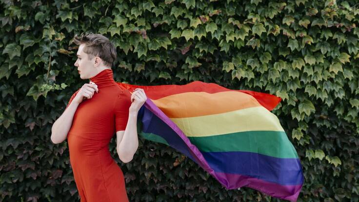 "Te dicen quién eres simplemente por un genital": Persona no binaria