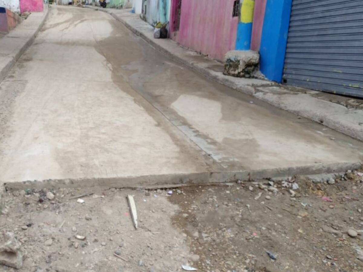 En barrio Nelson Mandela de Cartagena piden ayudas para pavimentar