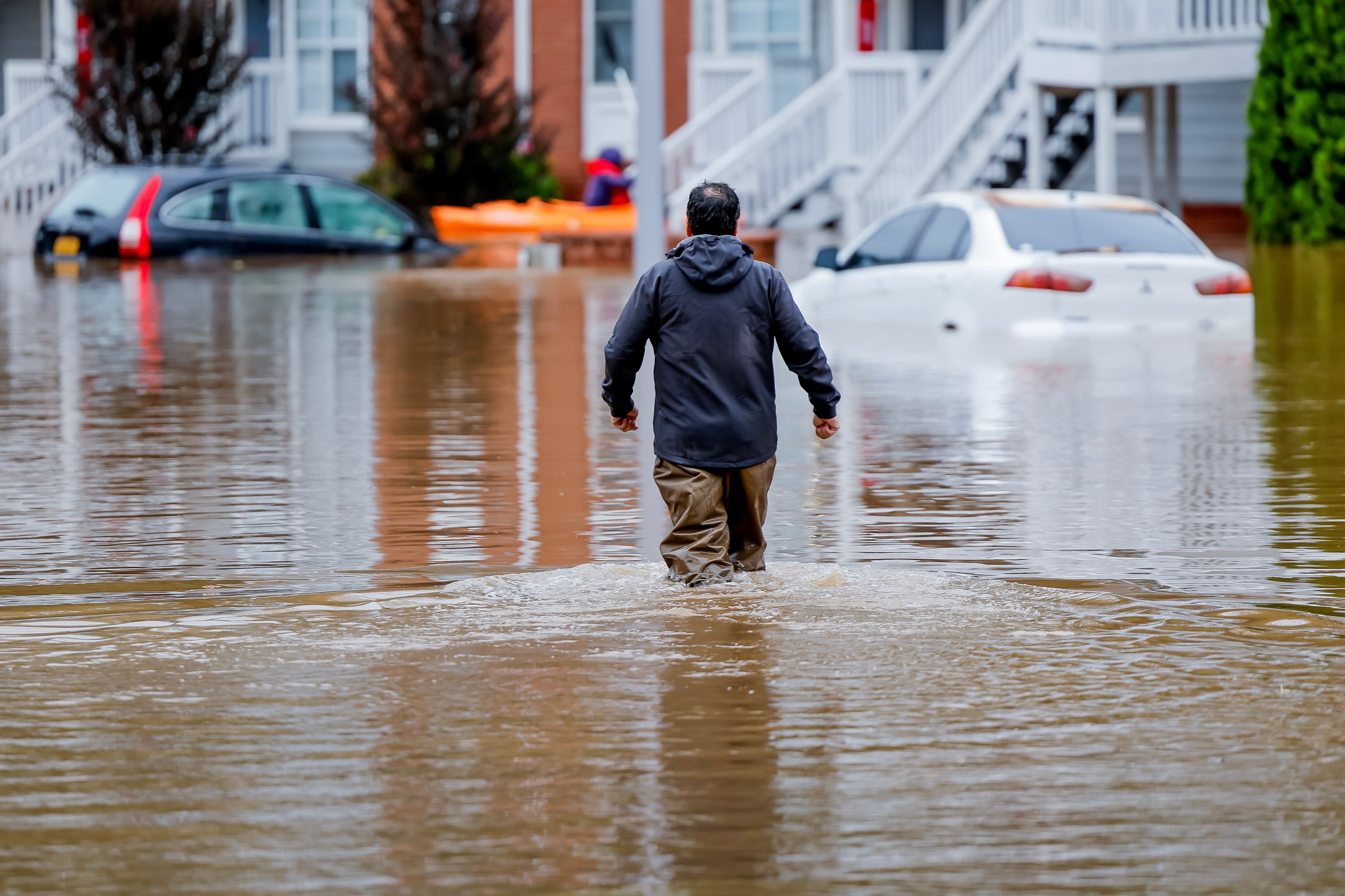 Atlanta (United States), 27/09/2024.- A man wades through the flood waters at the Peachtree Park Apartments after Tropical Storm Helene raced through Atlanta, Georgia, USA, 27 September 2024. Hurricane Helene made landfall near Perry, Florida and several deaths have been reported in Georgia. (tormenta) EFE/EPA/ERIK S. LESSER