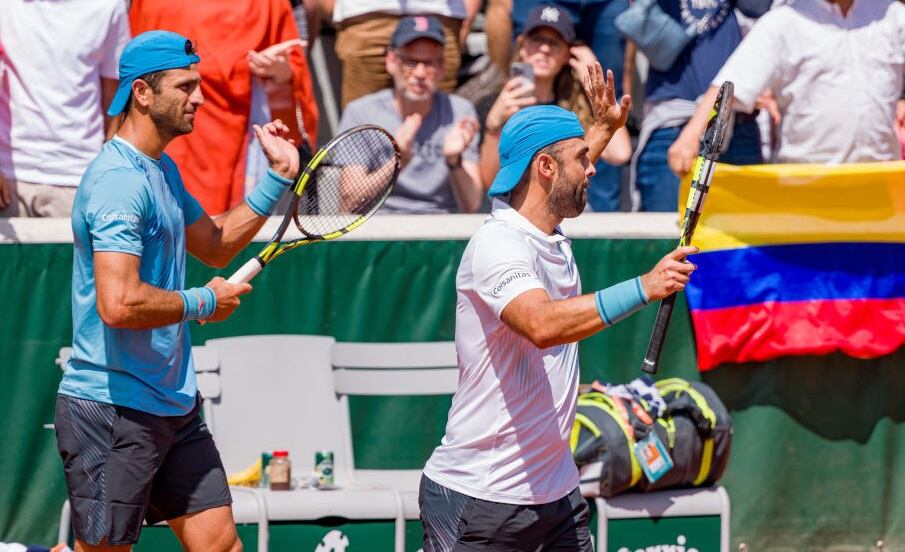 Robert Farah y Juan Sebastián Cabal durante un partido de Roland Garros 2023 (Photo by Andy Cheung/Getty Images)