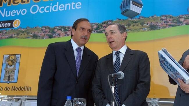 MEDELLIN, MAR. 26 – EL PRESIDENTE ALVARO URIBE Y EL GOBERNADOR DE ANTIOQUIA, LUIS ALFREDO RAMOS, EN EL ACTO DE INAUGURACION OFICIAL DEL SEGUNDO METROCABLE, QUE SE REALIZO EL MIERCOLES EN LA ESTACION L. Foto: Colprensa