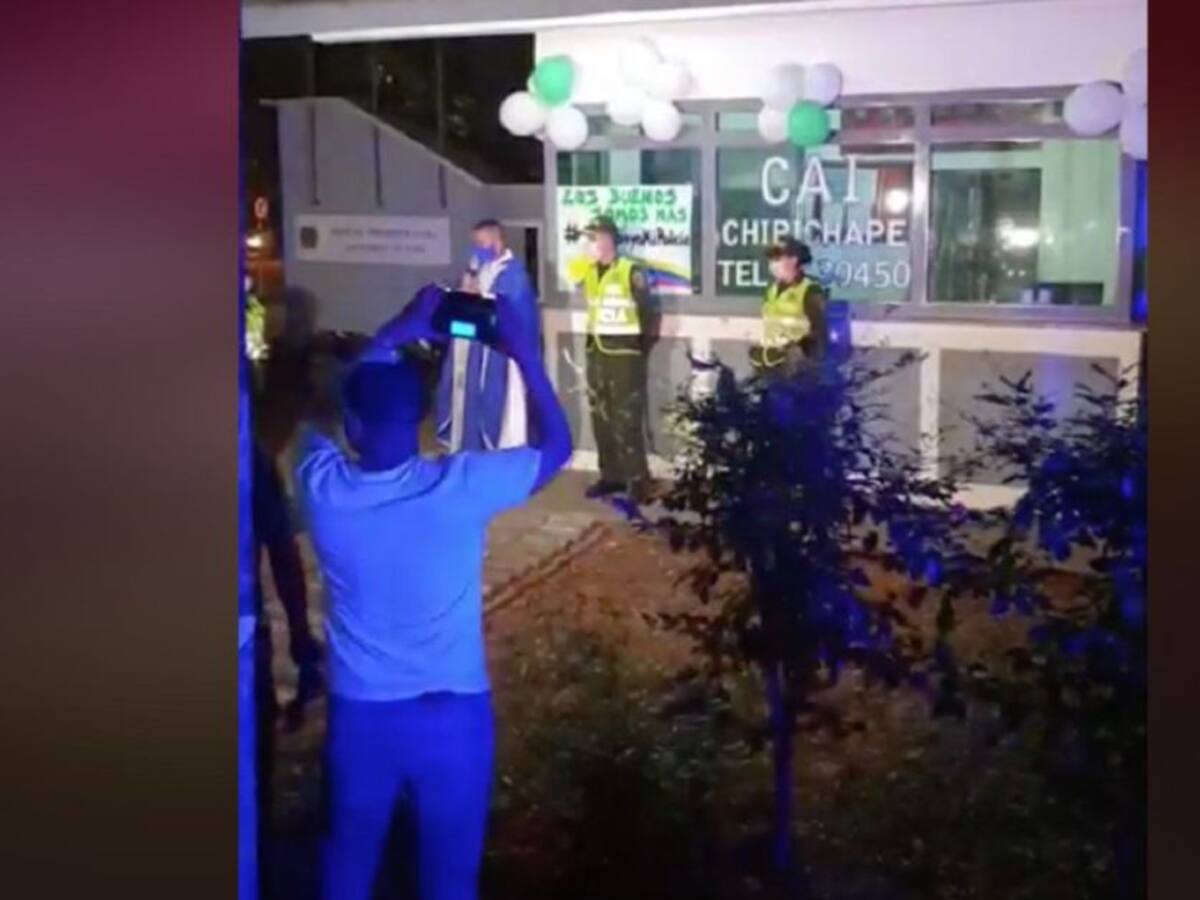 Iglesia lideró caravana por algunos CAI para agradecer labor de policias