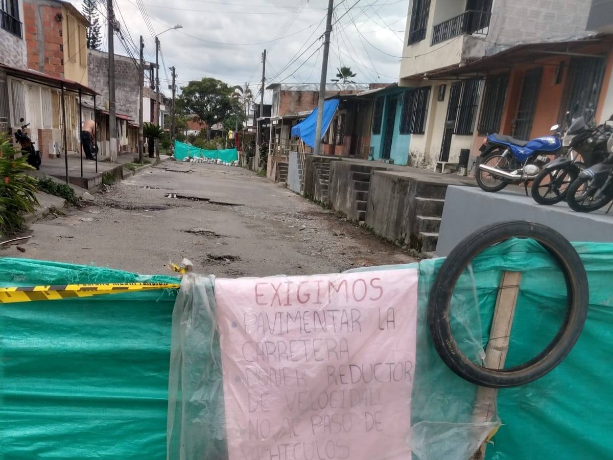 Ciudadanos cerraron vía en Armenia por su mal estado, alcaldía responde