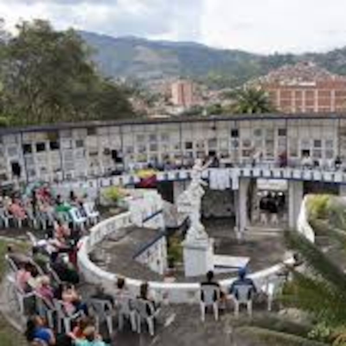 Avanzan labores tras colapso parcial en el Cementerio de La América