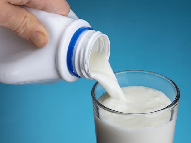 Persona sirviendo un vaso de leche (Getty Images)