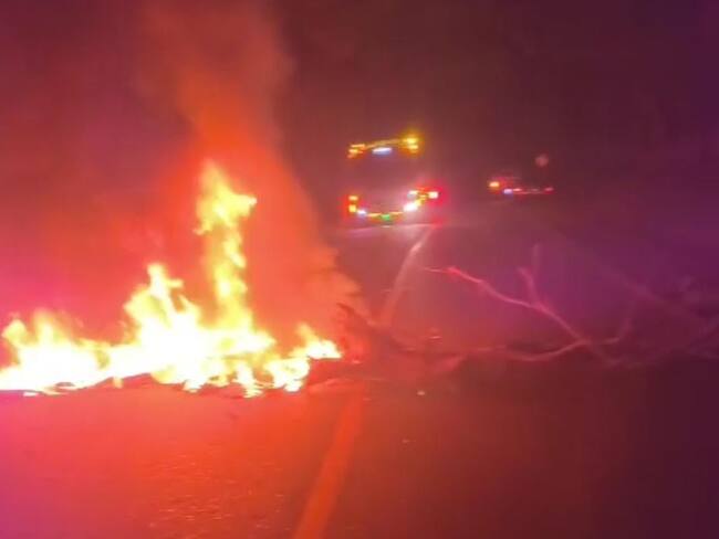 Habitantes bloquean vías de Chimichagua, en Cesar en protesta por el servicio de energía