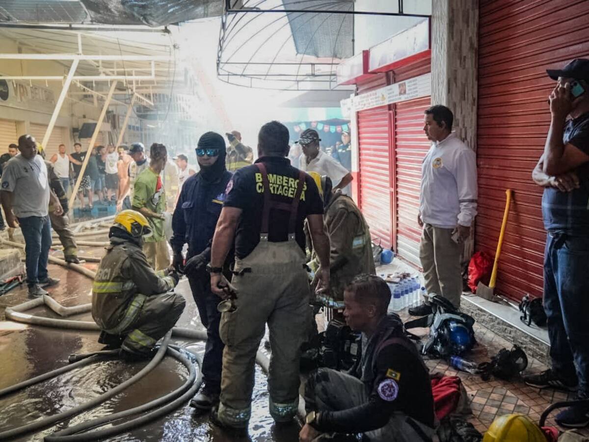 Hallazgo de pirotecnia en bodega de Bazurto puso en peligro a socorristas durante incendio