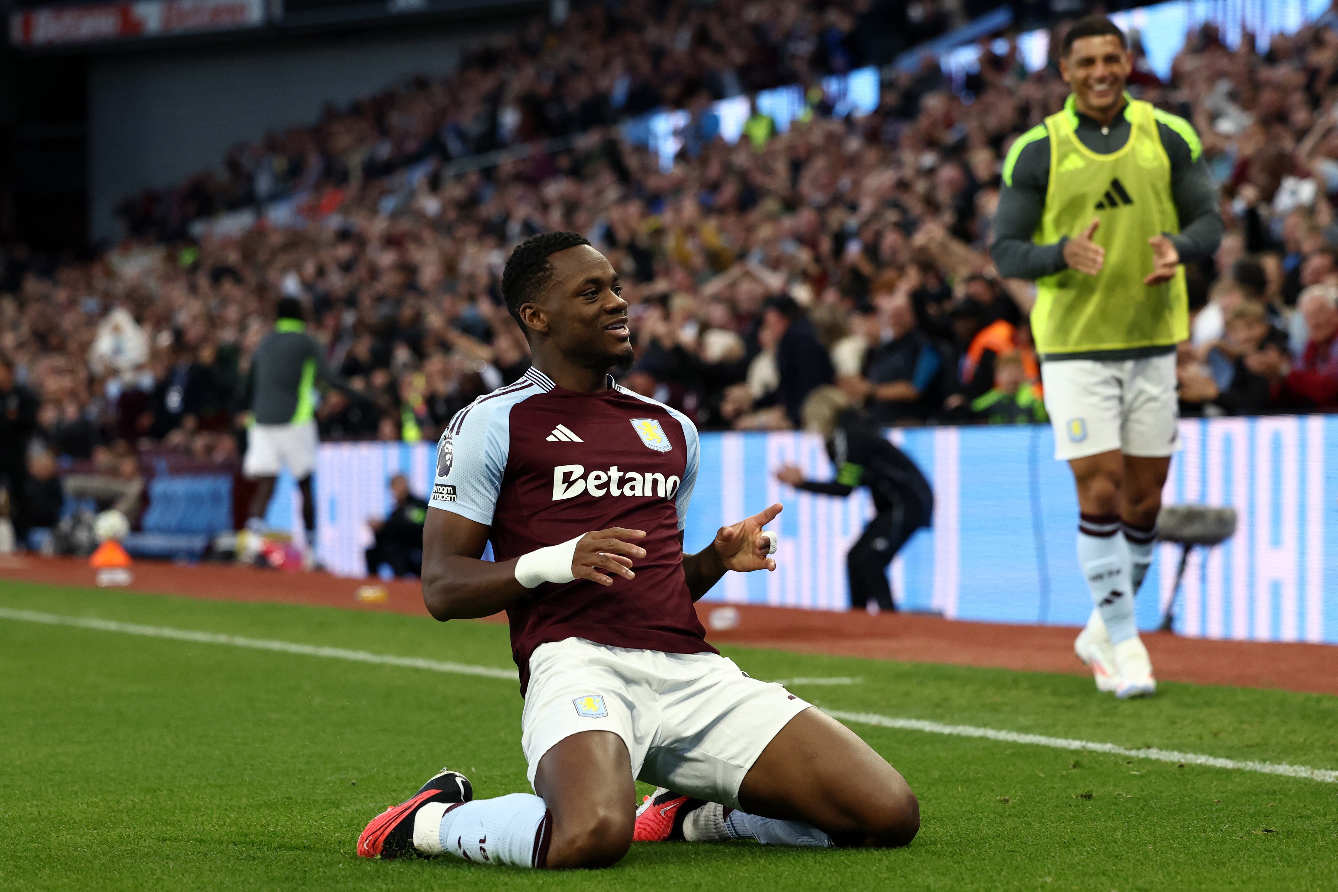 Jhon Jader Durán le dio la victoria al Aston Villa. /  (Photo by DARREN STAPLES/AFP via Getty Images)