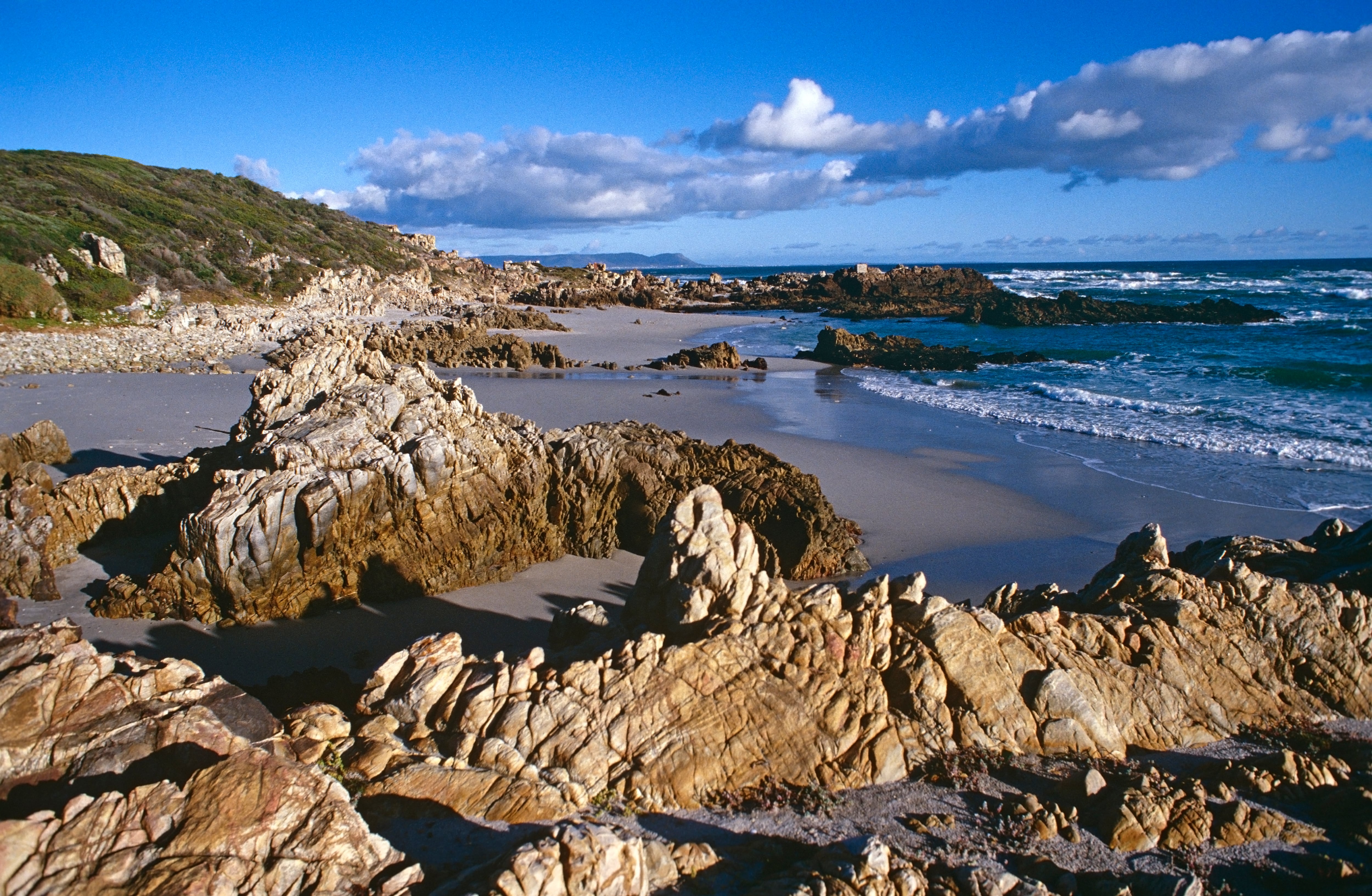 Rock Formations on Beach, Hermanus, Garden Route, South Africa. Imagen tomada de Getty Imagenes (Crédito: Hoberman Collection / Colaborador)