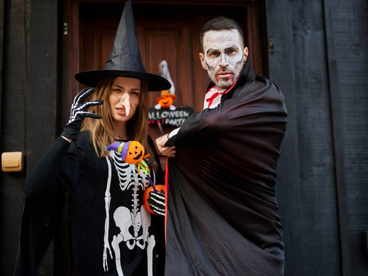 3 mejores ideas de disfraz en parejas para Halloween, según la IA